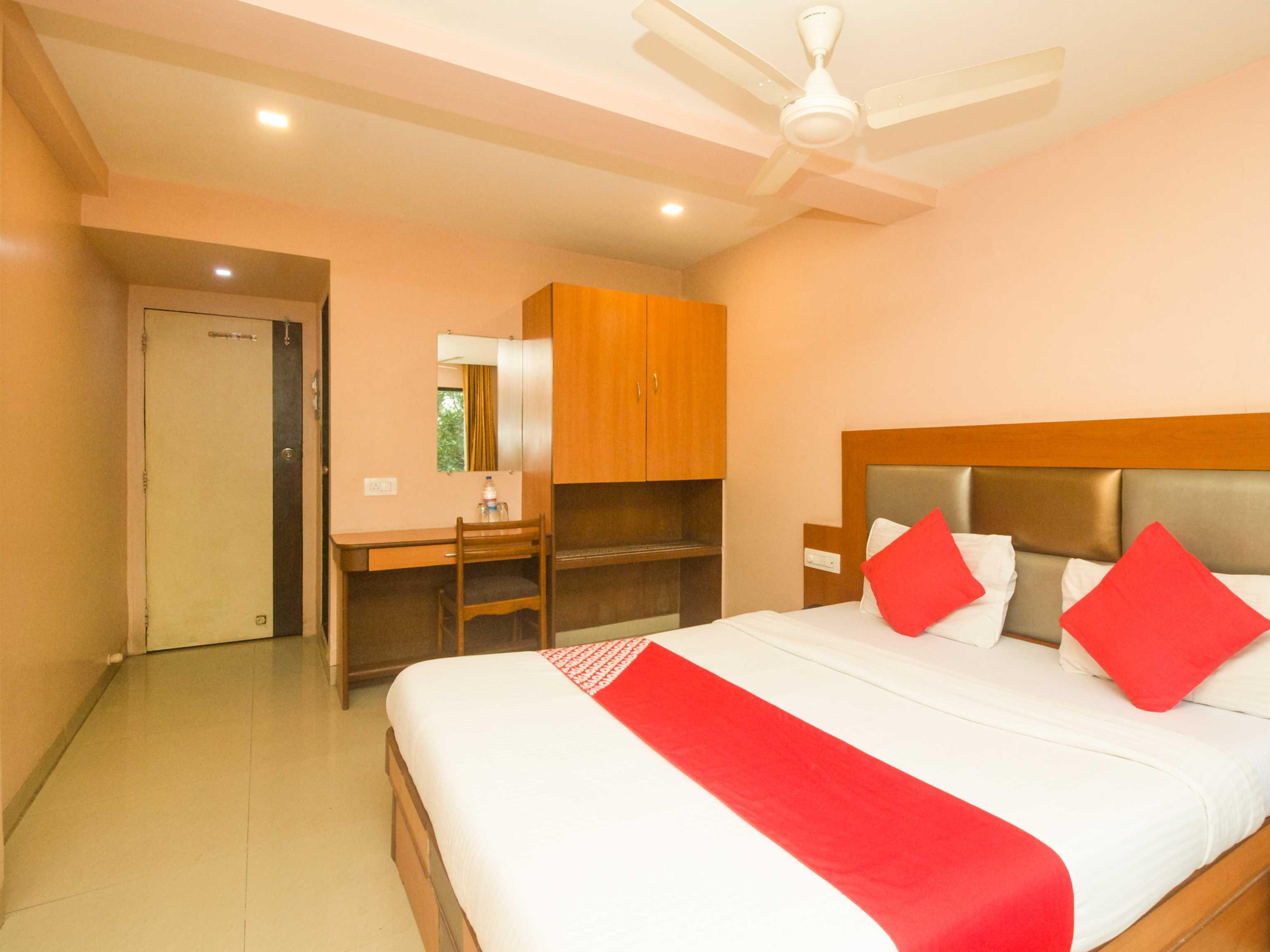 Oyo Hotel Sarovar Grand Kalamboli Екстер'єр фото