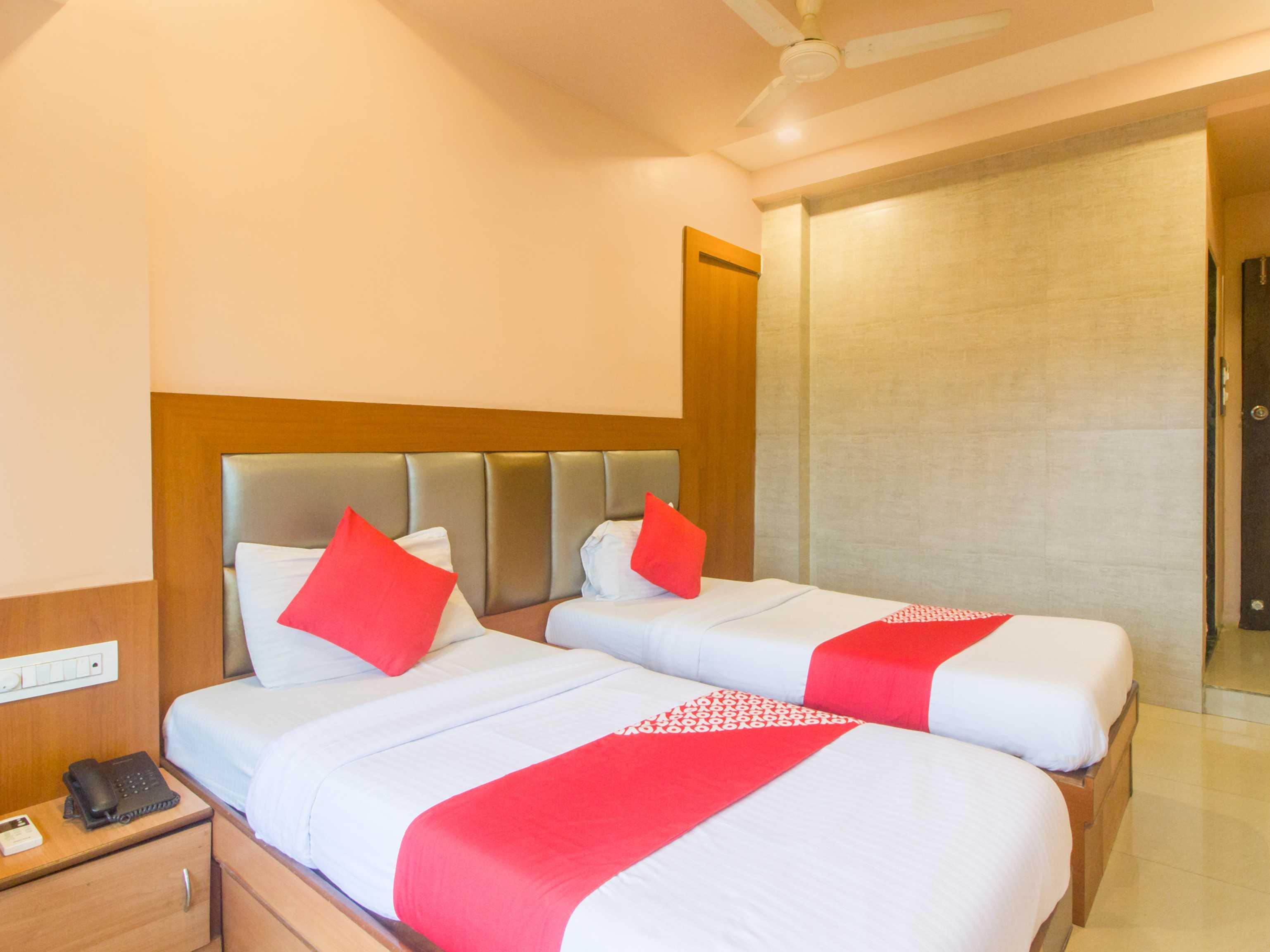Oyo Hotel Sarovar Grand Kalamboli Екстер'єр фото