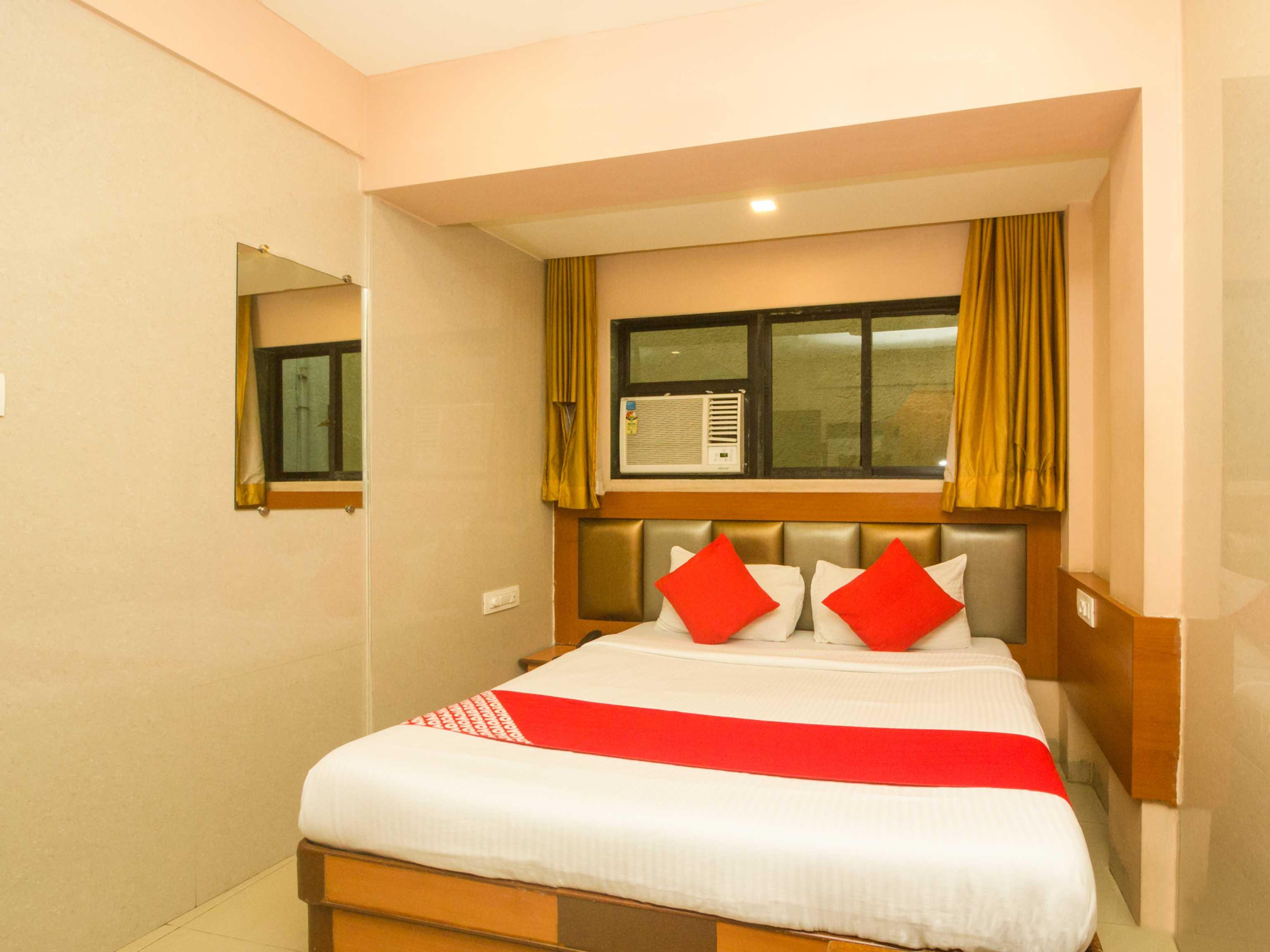 Oyo Hotel Sarovar Grand Kalamboli Екстер'єр фото
