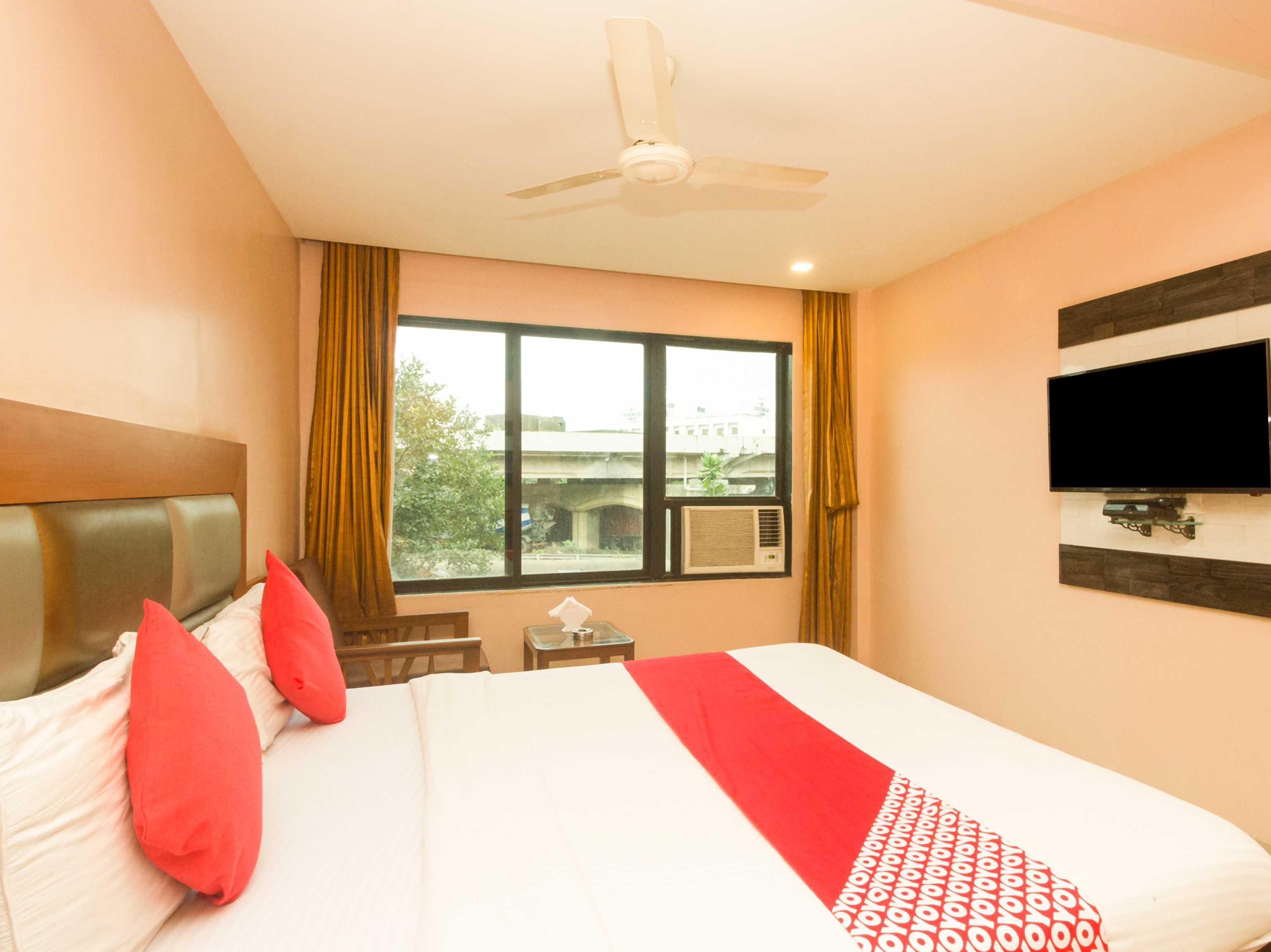 Oyo Hotel Sarovar Grand Kalamboli Екстер'єр фото