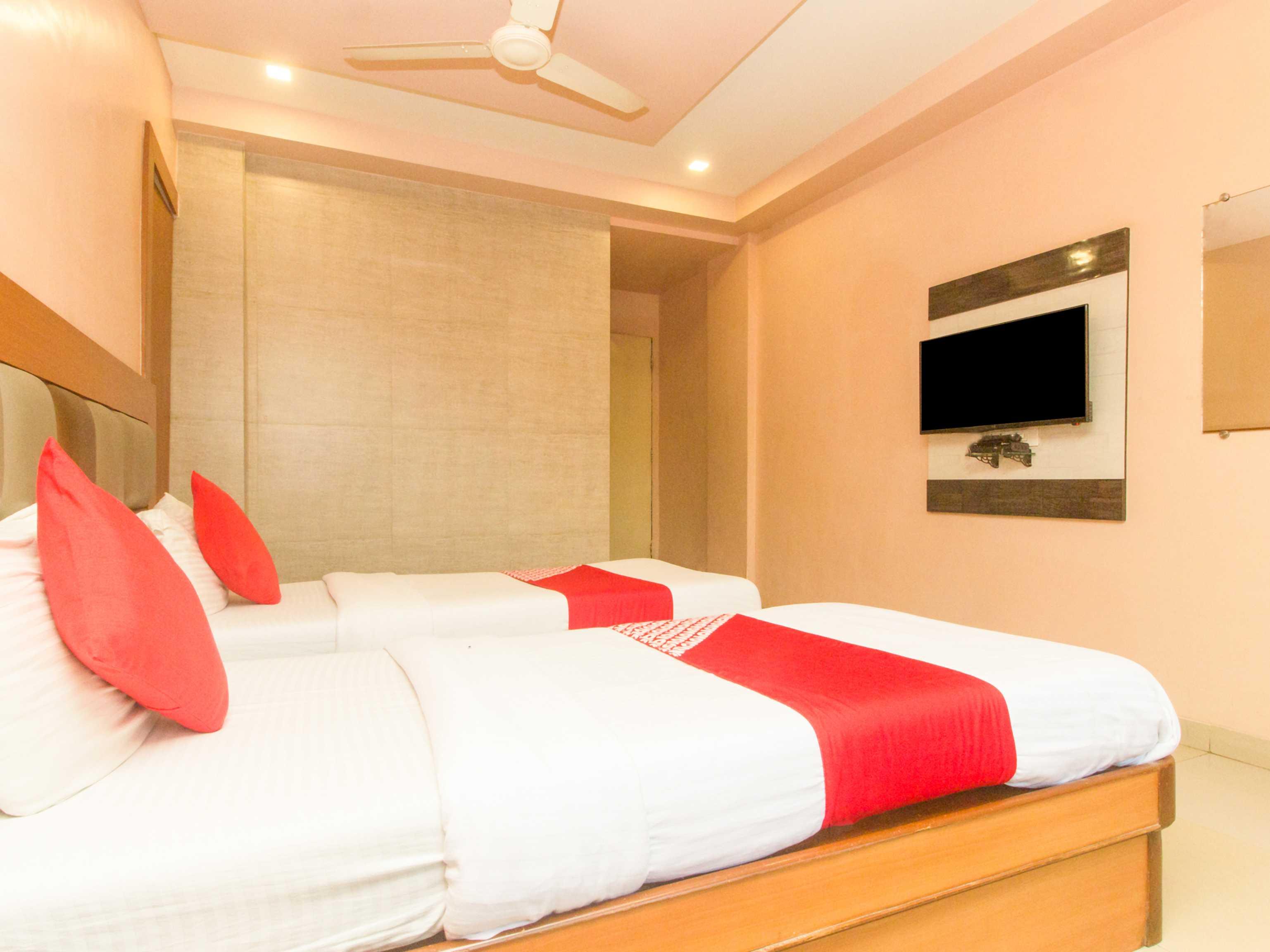 Oyo Hotel Sarovar Grand Kalamboli Екстер'єр фото