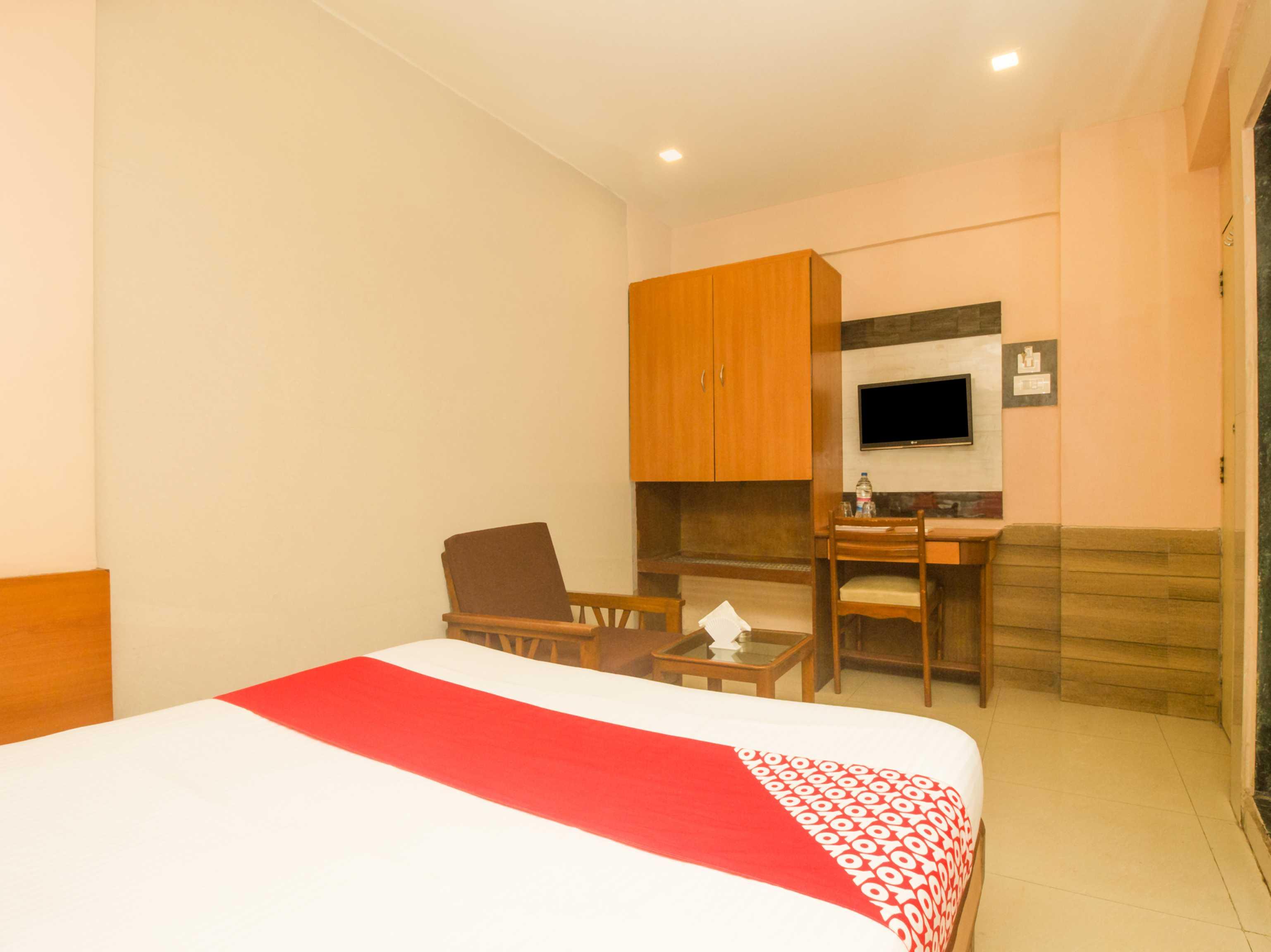 Oyo Hotel Sarovar Grand Kalamboli Екстер'єр фото