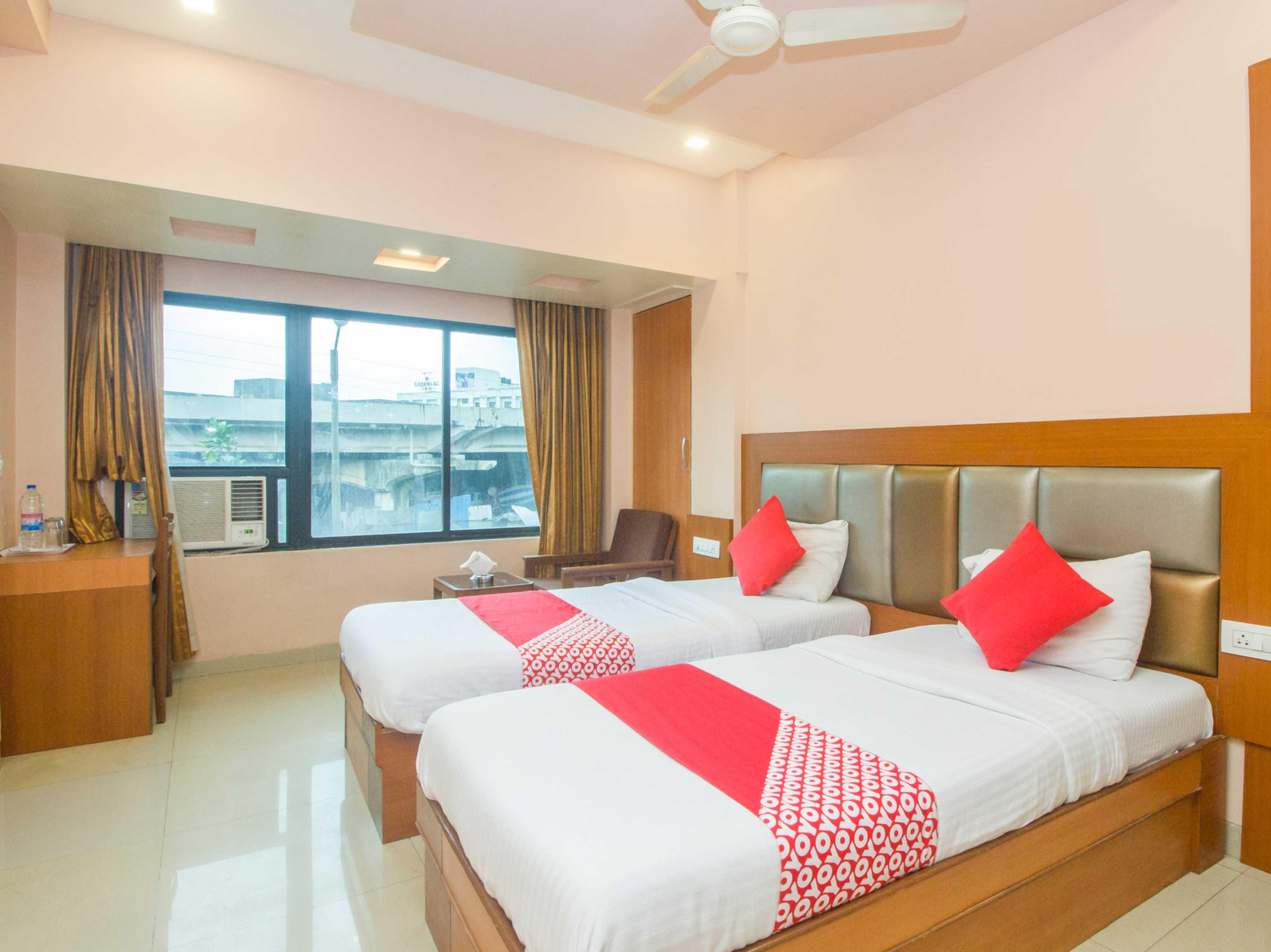 Oyo Hotel Sarovar Grand Kalamboli Екстер'єр фото