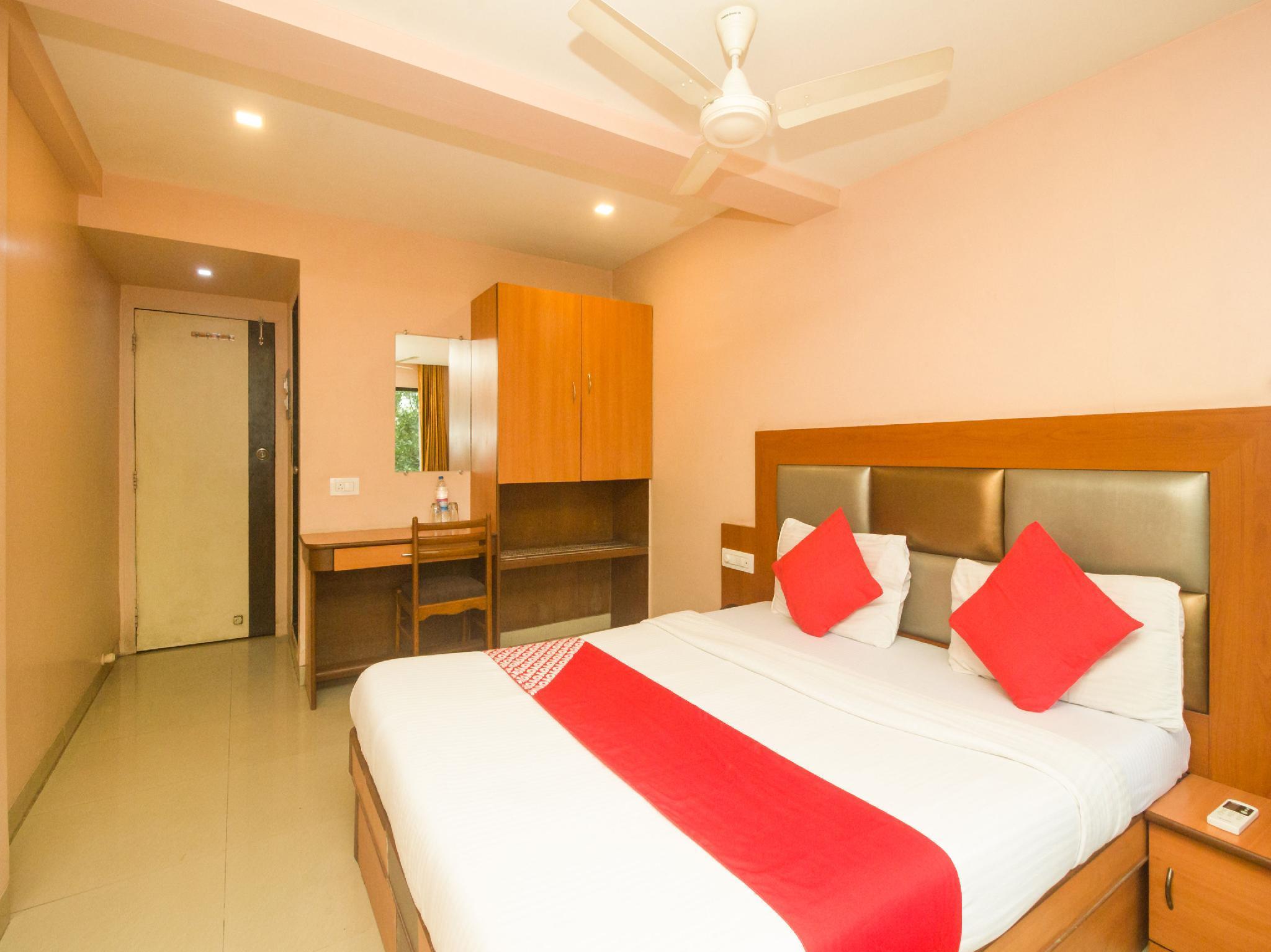 Oyo Hotel Sarovar Grand Kalamboli Екстер'єр фото