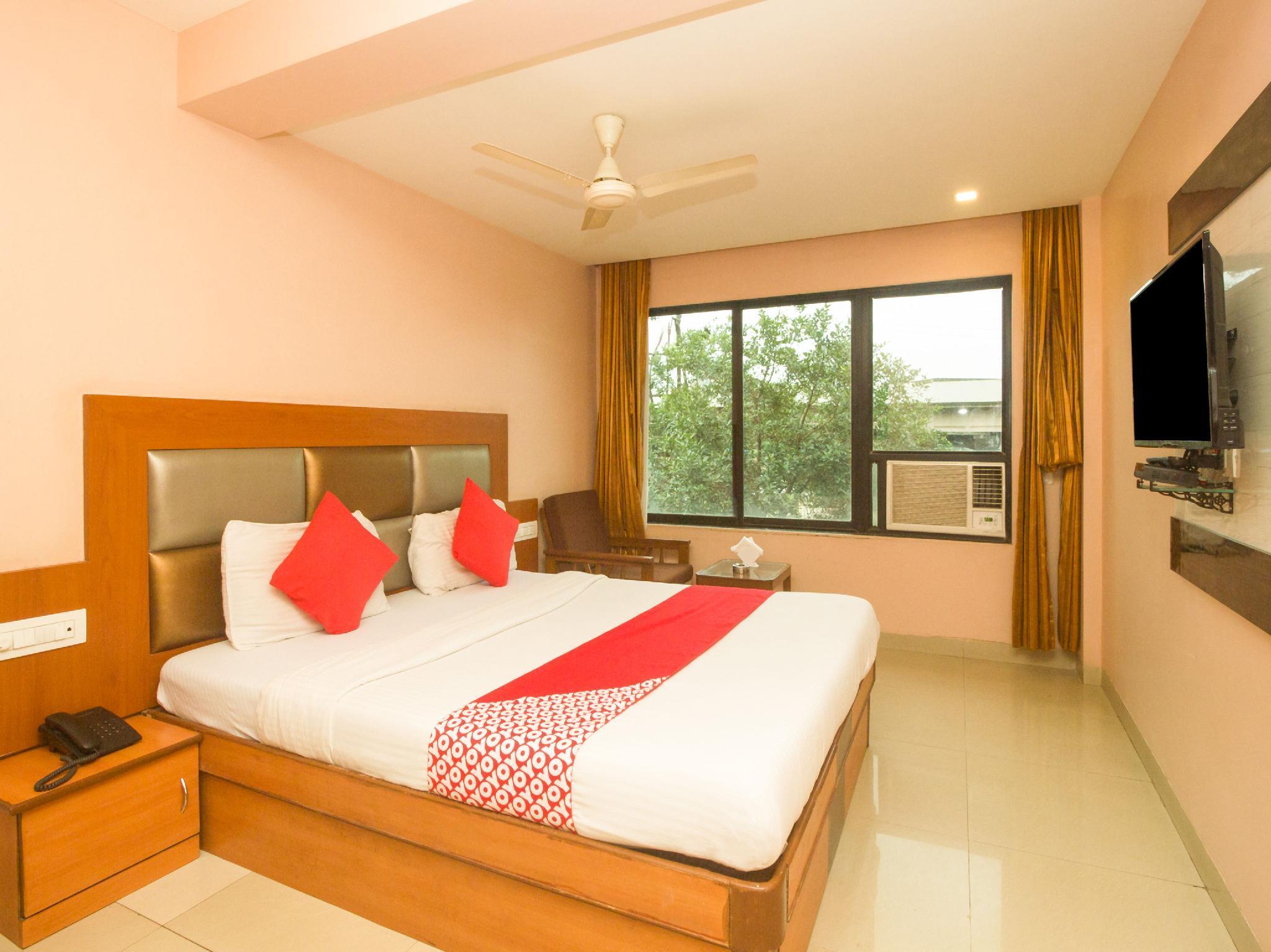 Oyo Hotel Sarovar Grand Kalamboli Екстер'єр фото
