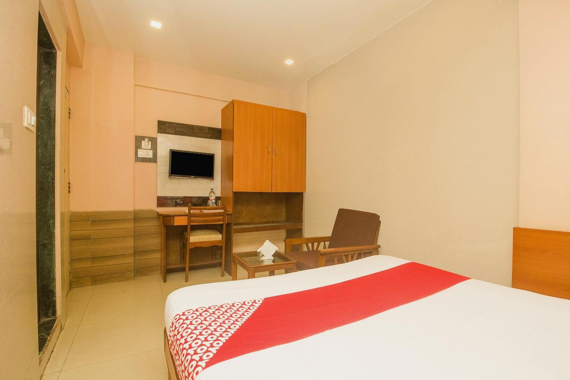 Oyo Hotel Sarovar Grand Kalamboli Екстер'єр фото