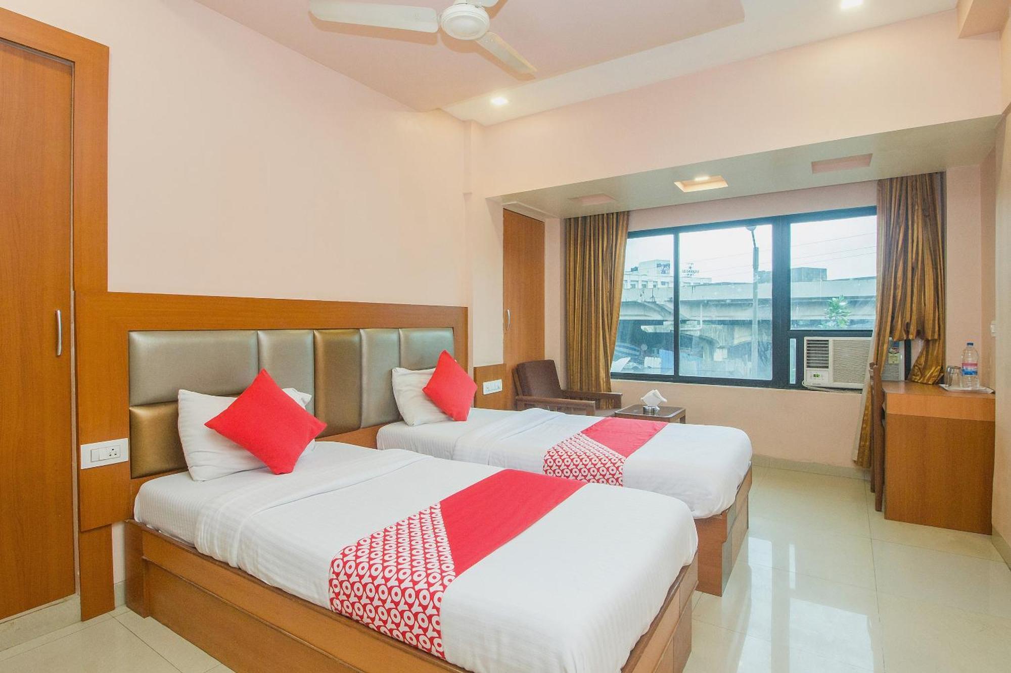 Oyo Hotel Sarovar Grand Kalamboli Екстер'єр фото