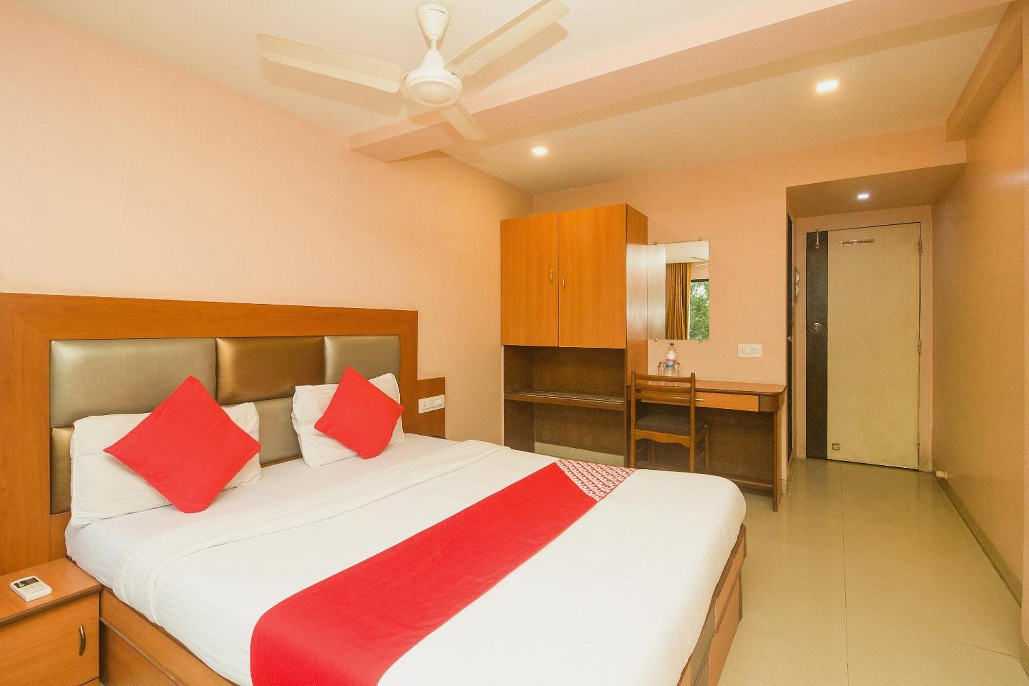 Oyo Hotel Sarovar Grand Kalamboli Екстер'єр фото
